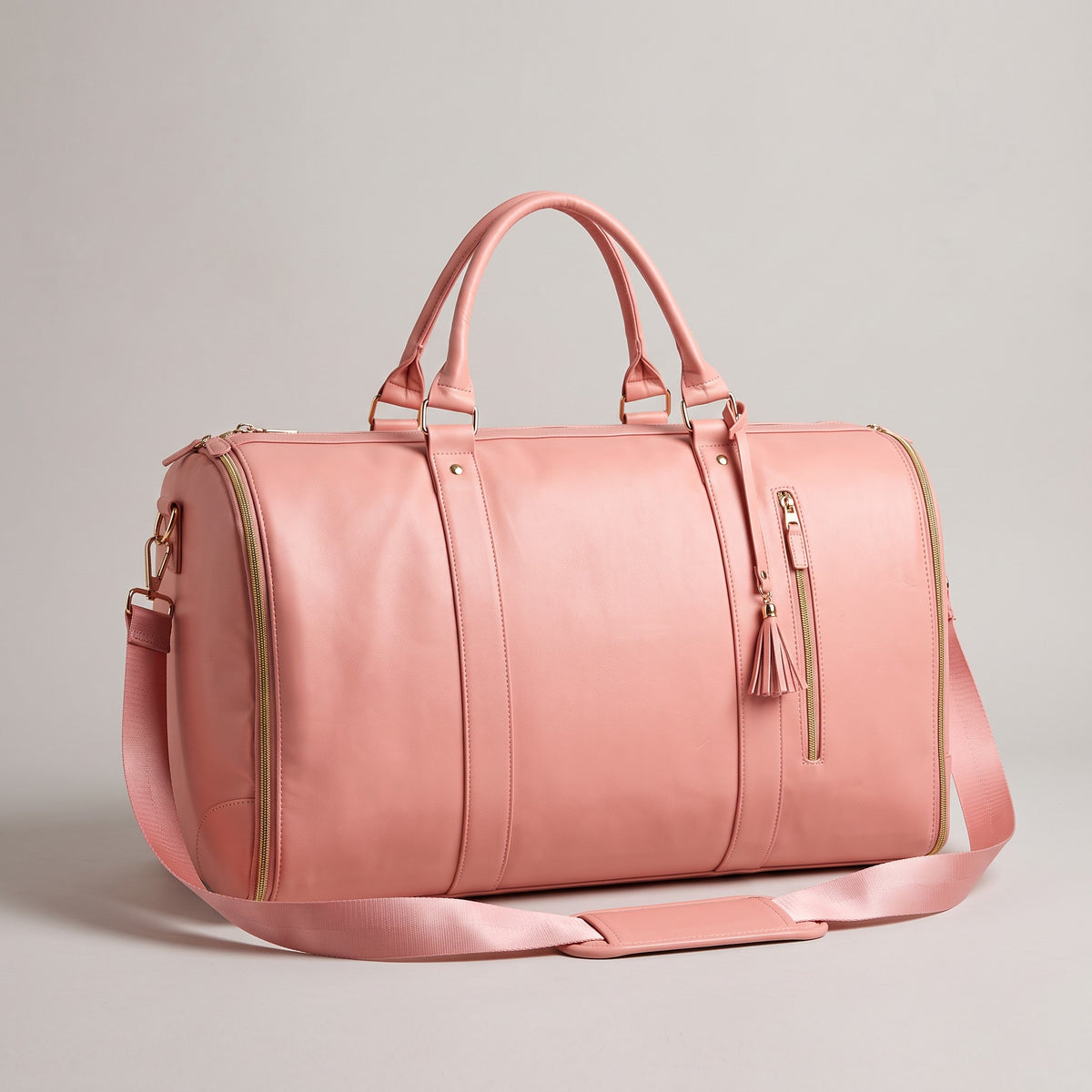 Sac weekender AerPack coloris Rose, photo studio, vue de trois quarts avec bandoulière