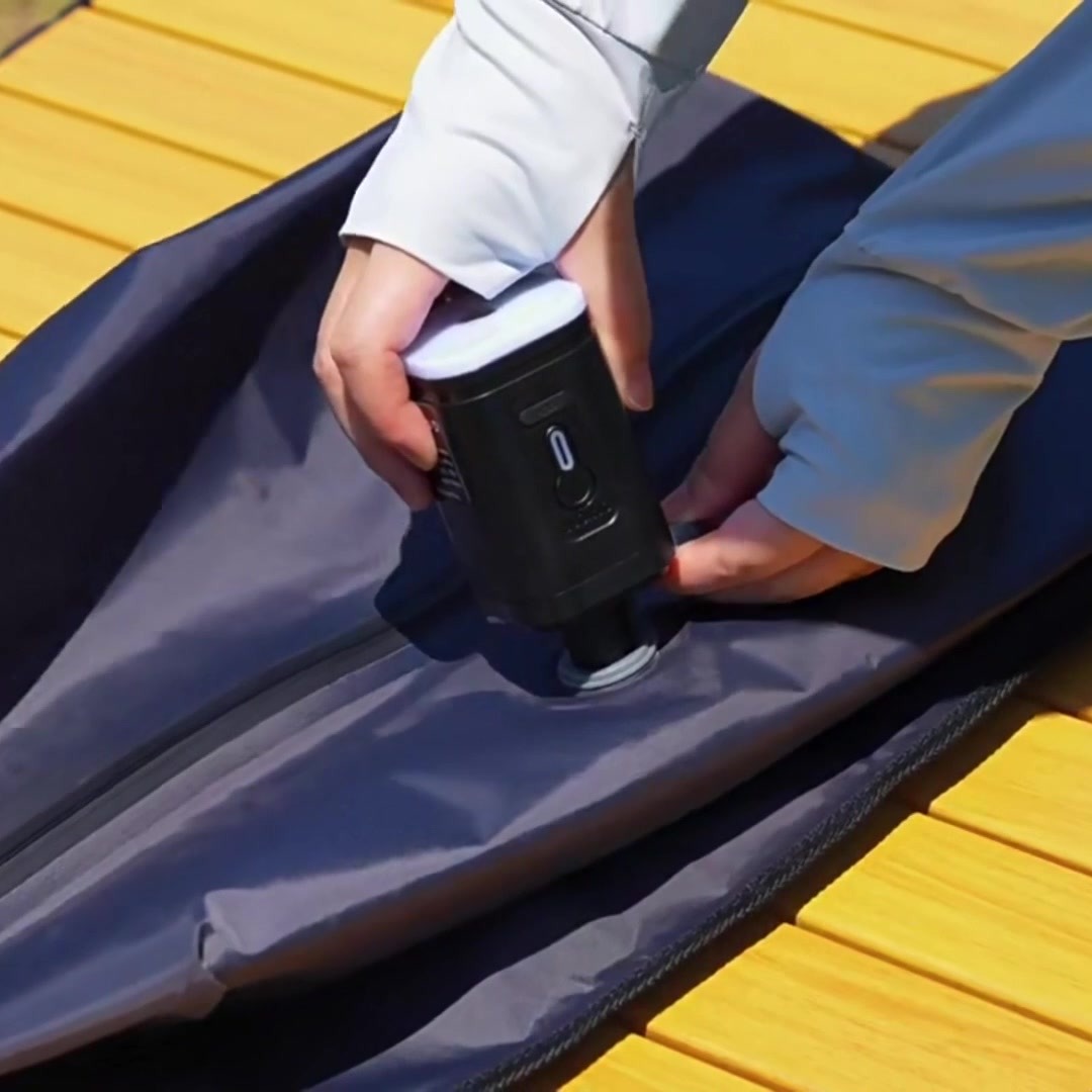 Pompe supplémentaire AerPack en main, sur la valve d'un sac de compression