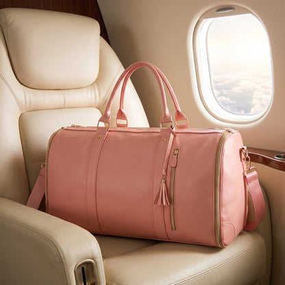 Sac weekender AerPack coloris Rose posé sur un siège d avion, près du hublot