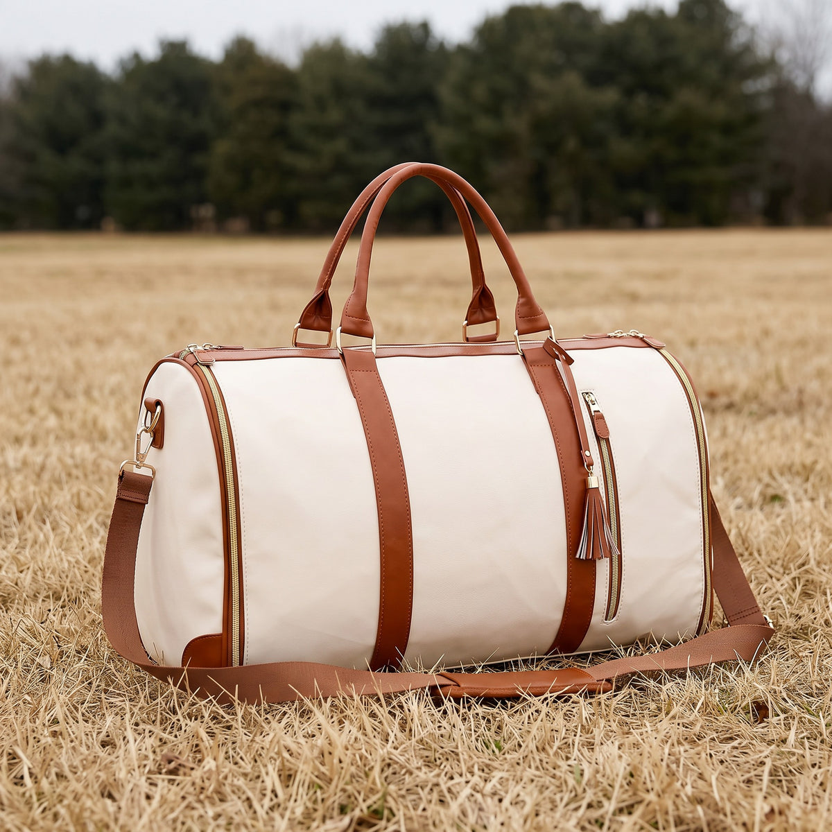Sac weekender AerPack coloris Beige posé dans un champ