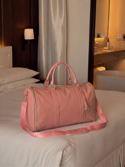 Sac weekender AerPack Rose posé sur un lit d'hôtel